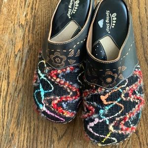 Gently used spring step clogs. Size 37 Euro U.S size 7